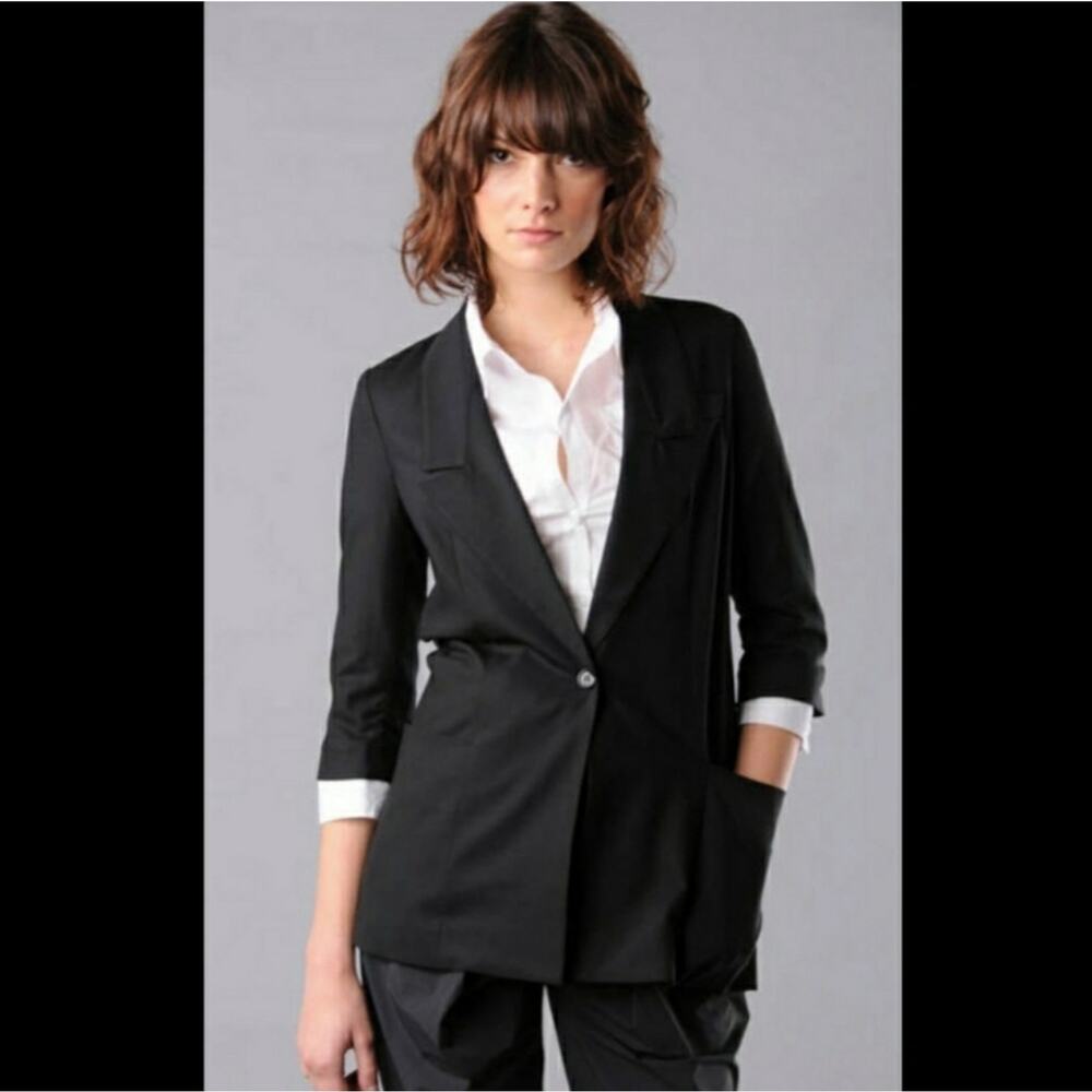 Elizabeth and James  Black Ruched sleeve blazer. Size 4